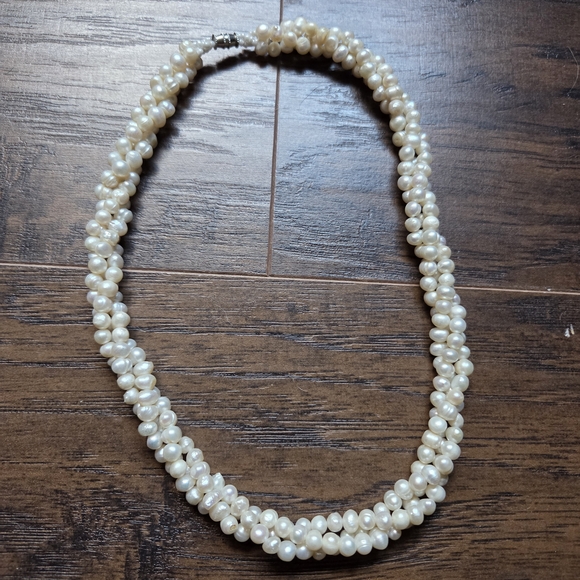 Jewelry - Elegant Pearl Necklace